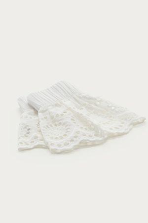 Alternative view of Witte embroidery manchetten